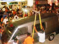 Dondurma ile minibüsü kaldırdılar