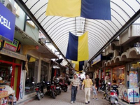 Kapalı çarşı fener bayraklarıyla donatıldı