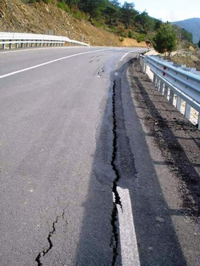 Taraklı-Geyve yolunda çökme..