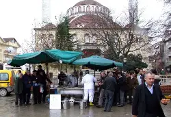 Annesi için Lokma dağıtıldı