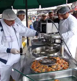 Annesi için Lokma dağıtıldı