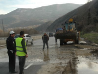 Al Dere, karayolunu sular altında bıraktı