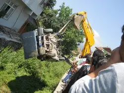 Geyve'de otomobil kanala uçtu