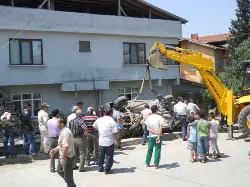 Geyve'de otomobil kanala uçtu