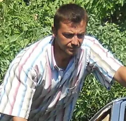 Geyve'de otomobil kanala uçtu