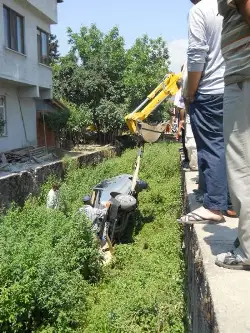 Geyve'de otomobil kanala uçtu