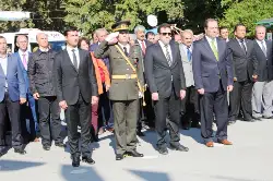Çelenk Koyma Töreni Yapıldı