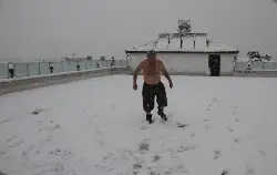 Üşümeyen Efsane Adam'dan Kar Şov!