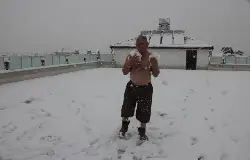 Üşümeyen Efsane Adam'dan Kar Şov!
