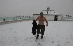 Üşümeyen Efsane Adam'dan Kar Şov!
