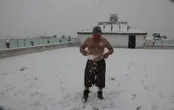 Üşümeyen Efsane Adam'dan Kar Şov!