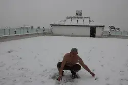 Üşümeyen Efsane Adam'dan Kar Şov!