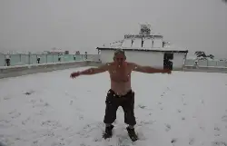 Üşümeyen Efsane Adam'dan Kar Şov!