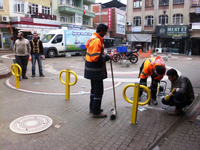 Yasak Levhalarının Yanına Kilitli Otopark Direkleri