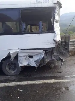 Tır ile Servis Minübüsü Çarpıştı: 8 Yaralı