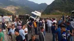 Tır ile Servis Minübüsü Çarpıştı: 8 Yaralı