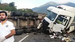 Tır ile Servis Minübüsü Çarpıştı: 8 Yaralı