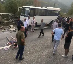 Tır ile Servis Minübüsü Çarpıştı: 8 Yaralı