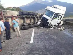 Tır ile Servis Minübüsü Çarpıştı: 8 Yaralı