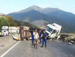 Tır ile Servis Minübüsü Çarpıştı: 8 Yaralı