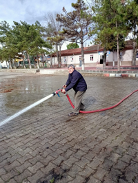 Eşme İlkokulunun bahçesi çamurdan kurtuldu.