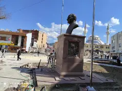 ATATÜRK ANITI YENİ YERİNE KONDU