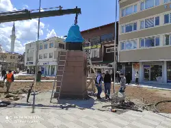 ATATÜRK ANITI YENİ YERİNE KONDU