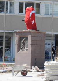 ATATÜRK ANITI YENİ YERİNE KONDU