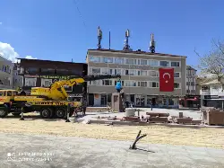 ATATÜRK ANITI YENİ YERİNE KONDU