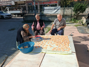 Geyveliler Geleneksel Tarhana Yapıyor