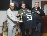 Geyve Kaymakamlığı Voleybol Takımı Kupasını Sponsoruna Hediye Etti