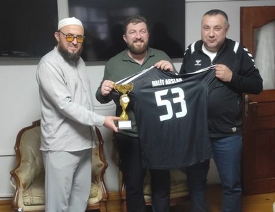 Geyve Kaymakamlığı Voleybol Takımı Kupasını Sponsoruna Hediye Etti