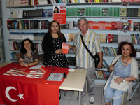 Azeri Şaire Hicran, Kitaplarını İmzalıyor