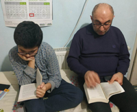 Öğrenciler, velileriyle beraber kitap okuyor