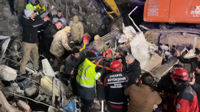 Sakarya ekipleri 3 kişiyi 73 saat sonra sağ kurtardı! Ekrem Yüce yaralıları sedyeyle taşıdı